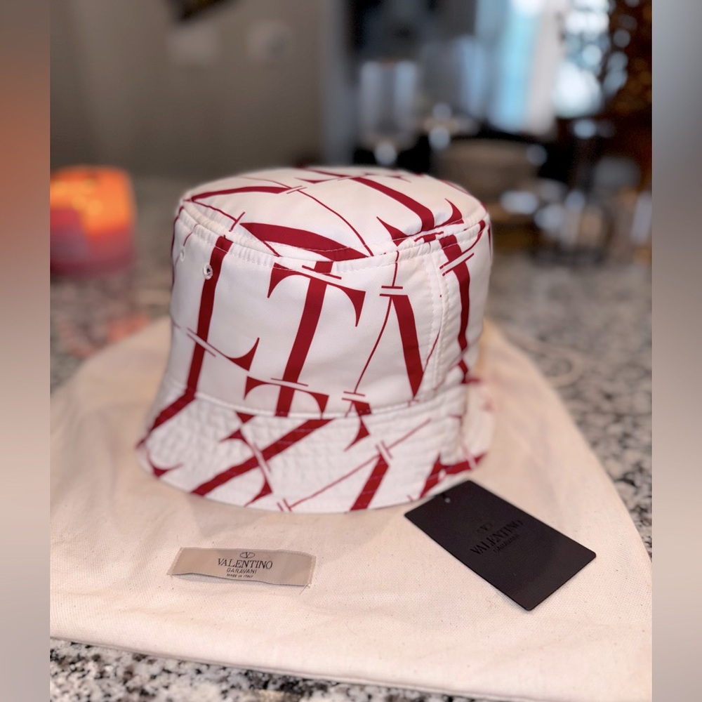 Valentino Garavani White & Red 'VLTN' Times Bucket Hat NWT(Unisex)